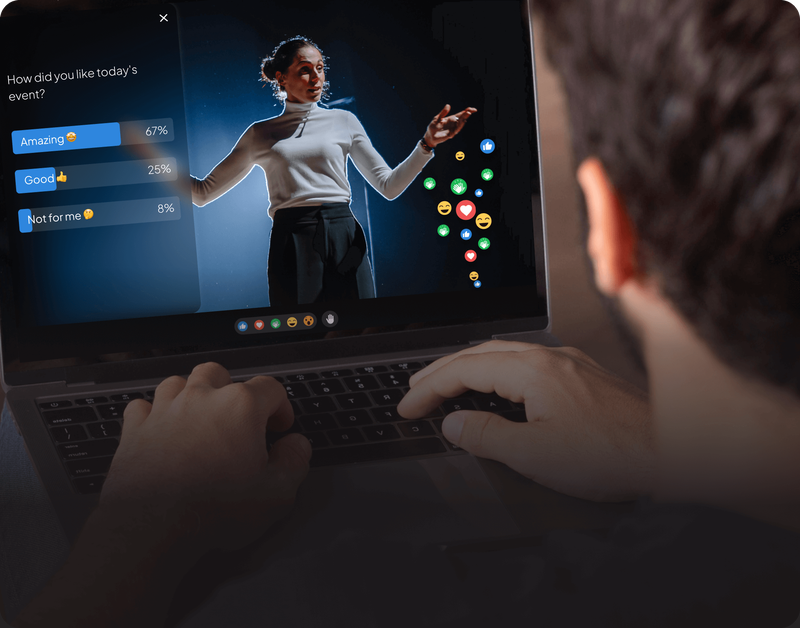 Image illustre un homme qui regarde un live stream interactif et qui participe à un vote